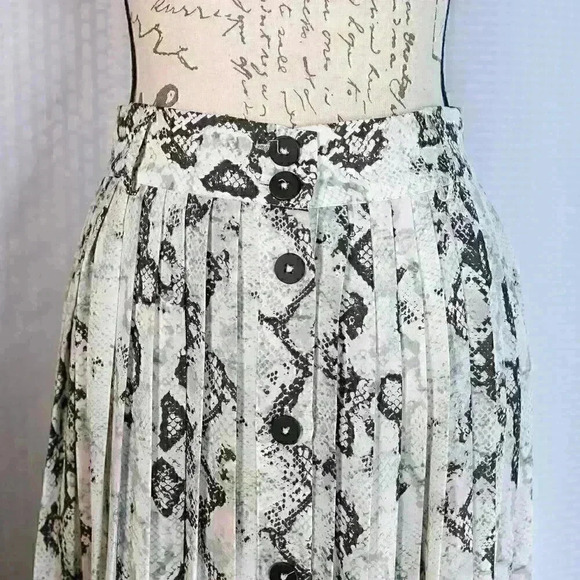 Laundry by Shelli Segal Size M midi white/snake print pleated skirt - Picture 3 of 12